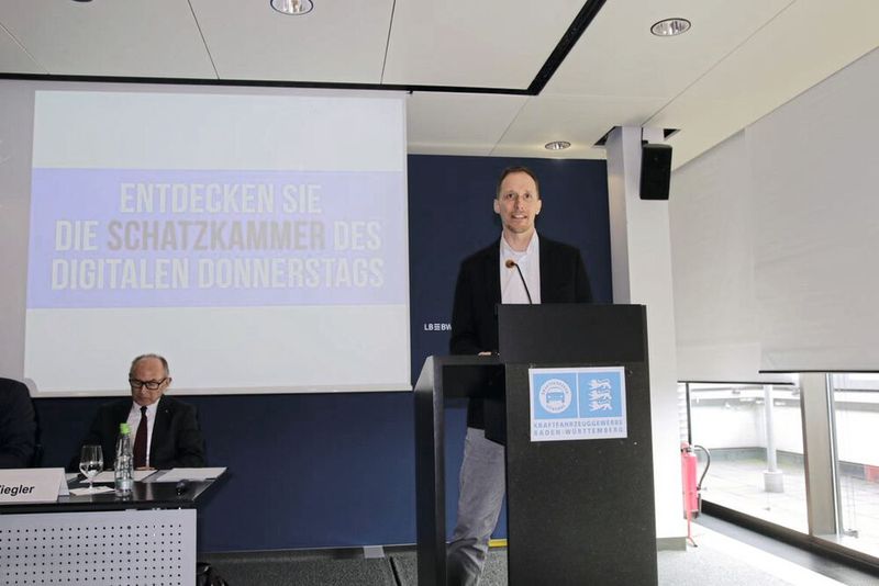 Daniel Rösch, Pressesprecher beim Landesverband, informierte über bereits bestehende Möglichkeiten und Angebote im Rahmen der Digitalisierung. (Bild: Kfz-Gewerbe Baden-Württemberg)