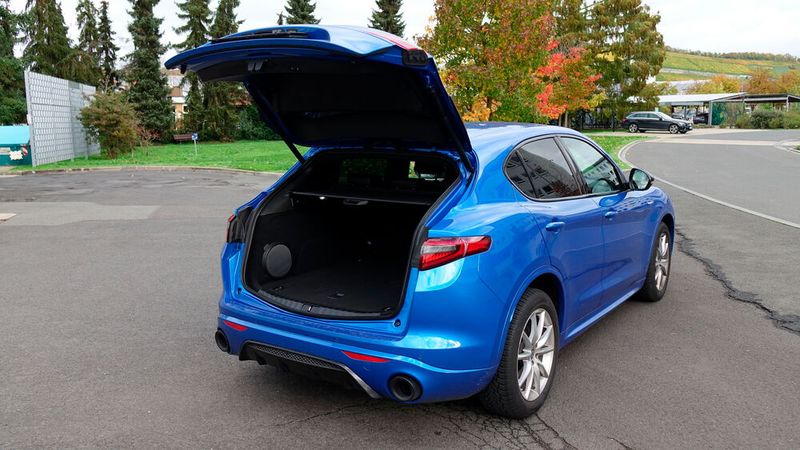 Die sportlich abfallende Dachlinie kostet natürlich etwas Kofferraumvolumen. (Bild: Schreiner – »kfz-betrieb«)