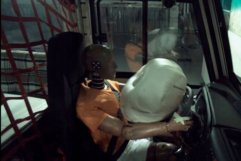 Auf die Dummys wirkte bei dem Aufprall die 30-fache Erdbeschleunigung.  (Niesmann und Bischoff)