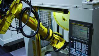 Die Automatisierung von Werkzeugmaschinen mittels Robotern setzt sich immer mehr durch. Für Fanuc Robotics ist die Standardisierung der Peripherie eine der Aufgaben der Zukunft. Bild: Fanuc Robotics (Archiv: Vogel Business Media)