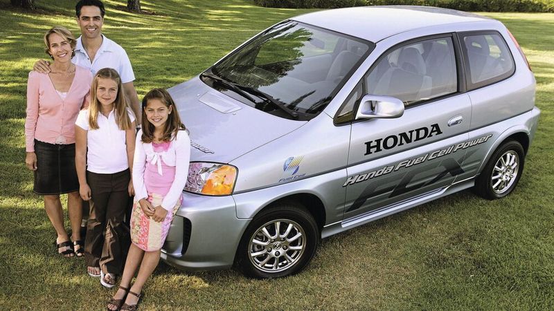 2002 startete die Auslieferung des Brennstoffzellenautos FCX in Japan und in den USA . Der war ein zweitüriger, viersitziger Kleinwagen auf Basis eines früheren, batteriebetriebenen Elektrofahrzeuges, dem Honda EV plus. Während die Brennstoffzelle 60 kW leistete, erzeugte der Motor 49 kW Antriebsleistung. (Bild: Honda)