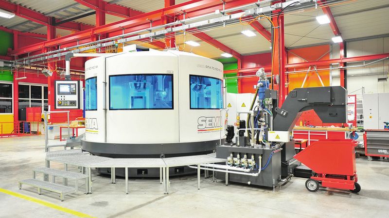 Die Rundtaktanlage RTA55 von Sema für die Serienfertigung von Schaltgabeln. (Bild: Sema)