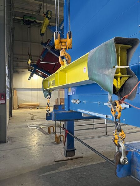 Die mit Alttextilien, aus den Altkleidercontainern, gefüllten Wechselbrücken werden zunächst  in eine Krananlage eingehängt.  (Bild: Rex Automatisierungstechnik GmbH)