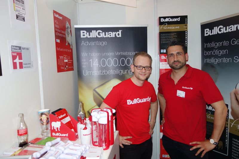 Hoffen wir mal, dass (l.) Stefan Wehrhahn und Oktay Cayiroglu, BullGuard, nicht rot sehen! (Bild: IT-BUSINESS)