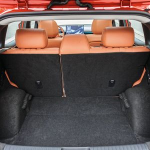 Der Kofferraum wirkt recht geräumig, er bietet die klassenübliche Variabilität.(Bild:  Rightlight Media)