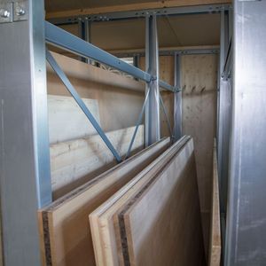 Im Elvedi-Vertikal-Palettenlagerregal (VLP) sorgen sich nach oben hin verjüngende Fachteiler für Ordnung.(Bild:  Elvedi)