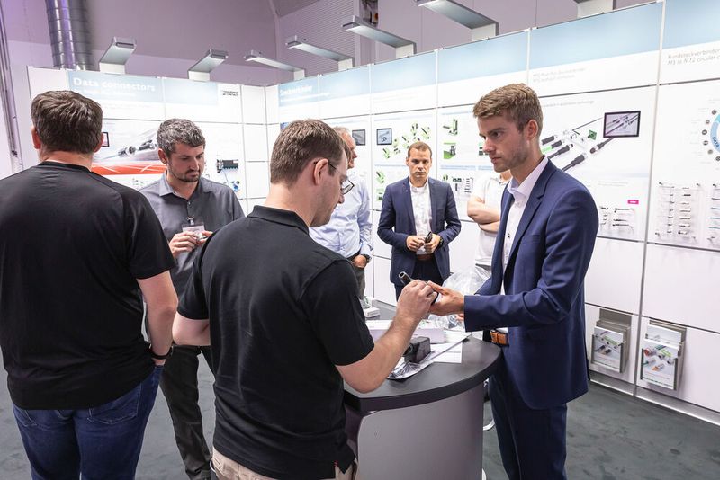 16. Anwenderkongress Steckverbinder: Der Tag 2 auf dem Steckverbinderkongress 2022 hatte den Themenschwerpunkt auf Oberflächen und Werkstoffen. Das umfasste die Konfektion Schwerer Steckverbinder für den Schaltschrankbau ebenso wie Hochstromkontakte für die E-Mobilität und funktionalisierte Oberflächen im Einsatz auf der ISS im Weltraum. (Bild: Elektronikpraxis)