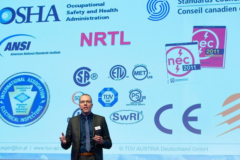 Markus Pflüger ging auf die Frage ein, worauf bei der Entwicklung und Konstruktion zu achten ist, um eine Maschinenzulassung in den USA und Kanada zu erhalten. (J. Untch / Vogel Communications Group GmbH & Co. KG)