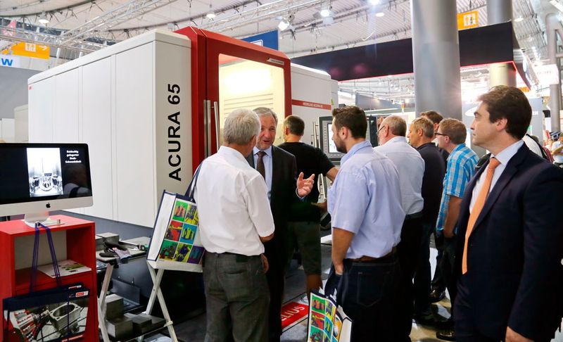 Neu präsentierte Hedelius auf der AMB 2016 mit der Acura eine neue 5-Achs-Baureihe mit Dreh- Schwenktischeinheit zur Hochleistungsbearbeitung. (Anne Richter, SMM)