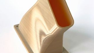 Das ist ein mit einem AIM3D-3D-Pellet-Drucker hergestellter Lüftungsschacht aus dem Thermoplast Ultem 9085. (Bild: Alstom)