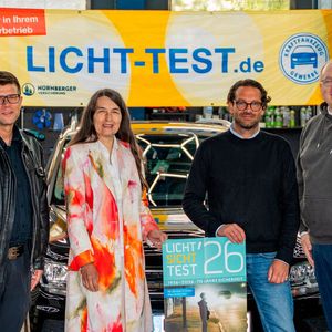 70 Jahre Licht-Sicht-Test (v.l.) : Carsten Lerbs von Polizeistation Uetze, Kirsten Lühmann, Präsidentin der Deutschen Verkehrswacht, Christian Otte von der Innung Celle/Burgdorf und Christoph Caesar von PS Auto & Reifen, werben gemeinsam für funktionierende Fahrzeugbeleuchtung und mehr Sicherheit in der dunklen Jahreszeit. (Bild:  Frank Wernicke)