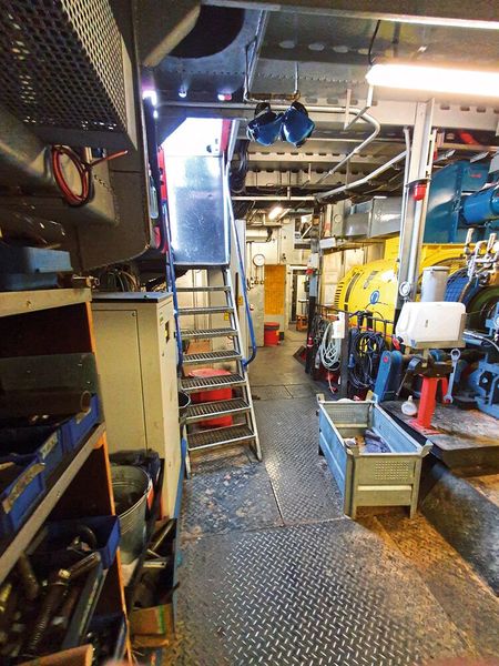 Eine der Herausforderungen bestand in den beengten Platzverhältnissen im Maschinenraum des Schwimmbaggers.  (Bild: ABB)