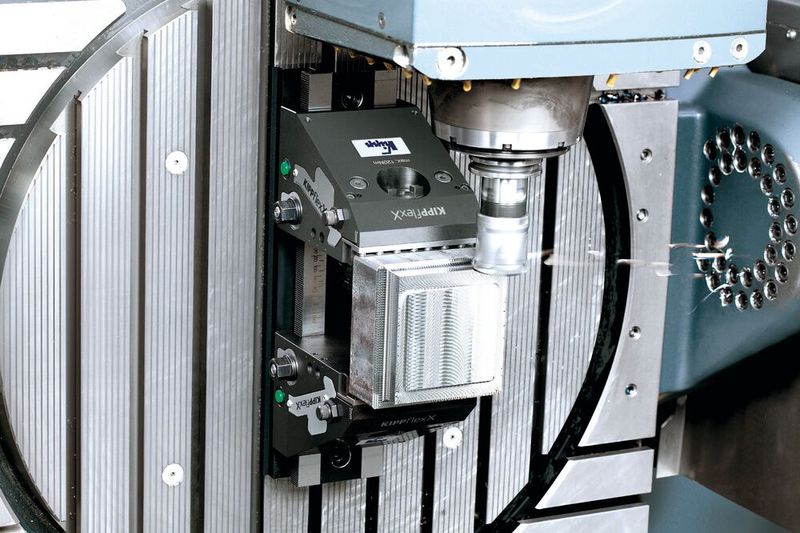 Platz 1: Im Bild ein Kipp FlexX auf einer 5-Achs-Fräsmaschine mit geschwenktem Maschinentisch. Der 5-Achs-Spanner sorgt hier für eine optimale Zugänglichkeit des Werkzeugs. (Bild: Heinrich Kipp Werk)