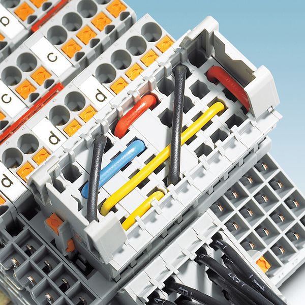 Bild 4: So sieht es aus, wenn die sonst mühsam zu verarbeitende Kabelbrücke automatisiert im Stecker platziert wurde. (Bild: Phoenix Contact)