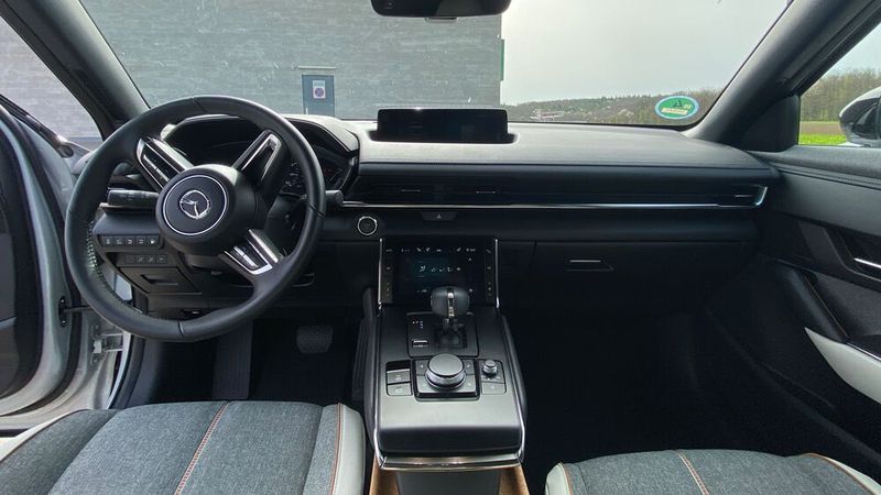 4. Der Innenraum: ... wirkt auf den ersten Blick sehr aufgeräumt, weist aber ebenfalls die eine oder andere Besonderheit auf ... (Bild: Kuhn – VCG)