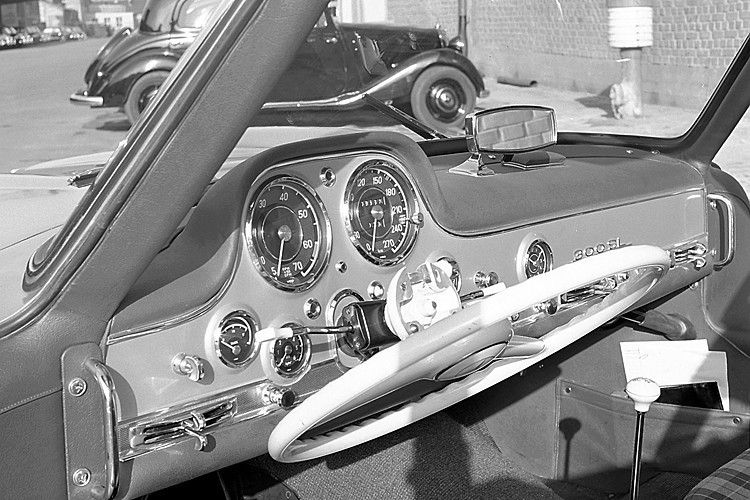 Um dem Fahrer den Einstieg in den 300 SL zu erleichtern, ließ sich das Lenkrad abknicken. (Mercedes-Benz)