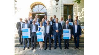 Bayerns Ministerpräsident Dr. Markus Söder und Wirtschaftsminister Hubert Aiwanger mit den Vertretern der Unternehmen, die am 16. Juli 2026 im Prinz-Carl-Palais in München Förderbescheide aus dem Bayerischen Transformationsfonds erhielten. Die Förderung für das Forschungsprojekt SUD-2030 nahmen Jens Neidhardt und Dr. Daniel Heller entgegen. (Bild: Lennart Preiss / Bayerische Staatskanzlei)