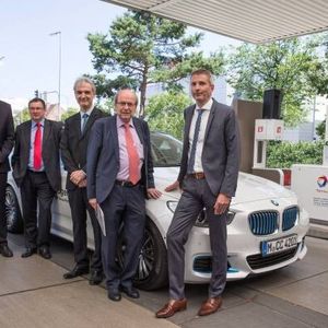 Die weltweit erste Wasserstofftankstelle mit zwei Betankungssystemen, v.l.: Dr. Andreas Opfermann (Linde), Patrick Schnell, (CEP), Guillaume Larroque, (TOTAL), Dr. Veit Steinle (Bundesministerium für Verkehr und digitale Infrastruktur), Matthias Klietz, (BMW).