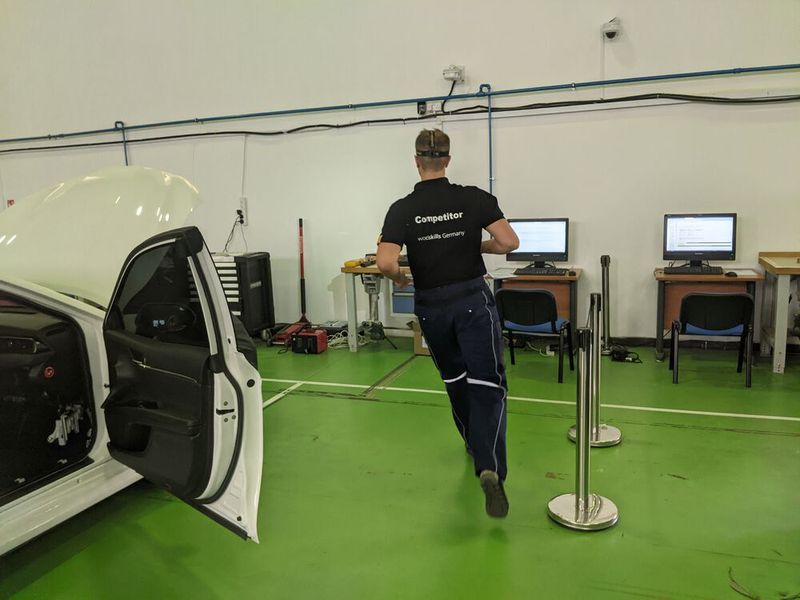 Deshalb musste er sich beeilen, um möglichst viel der Aufgabe zu bewältigen. (Bild: Holzmann)