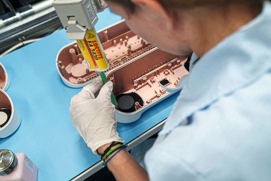 Endmontage eines Geräts für die Medizintechnik am Cicor-Standort in Bronschhofen. Die Anforderungen an die Elektronikfertigung reichen heute über die reine Baugruppenfertigung hinaus und umfassen zunehmend auch Test, Integration und Gerätebau. (Bild:  Cicor Group)
