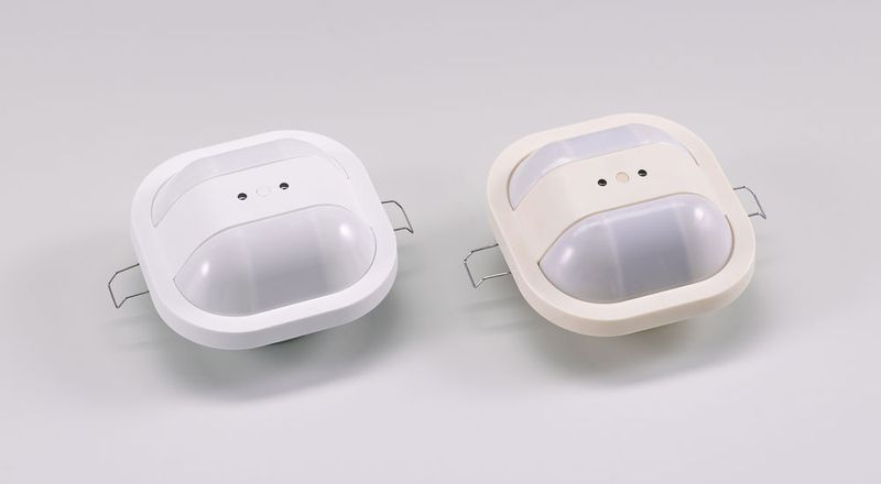 Die folgenden Auszeichnungen wurden gleichrangig vergeben: Der Busch-Präsenzmelder KNX stammt original von der Busch-Jaeger Elektro GmbH (links im Bild) und wurde von der Hefei Ecolite Software Co. aus China plagiiert. Design und Funktion wurden plump 1:1 kopiert, allerdings ist das Plagiat leistungsschwächer und hat einen kleineren Erfassungsbereich. Busch-Jaeger hat das Design u.a. in der EU und auch in China schützen lassen. (Bild: Aktion Plagiarius e.V.)