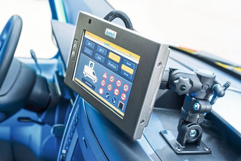 Die Touchscreenmonitore müssen in unterschiedliche Fahrzeugtypen integriert werden. Die flexiblen RK-Monitorhalter reduzieren dabei den konstruktiven Aufwand. (RK Rose+Krieger/Schmoll)