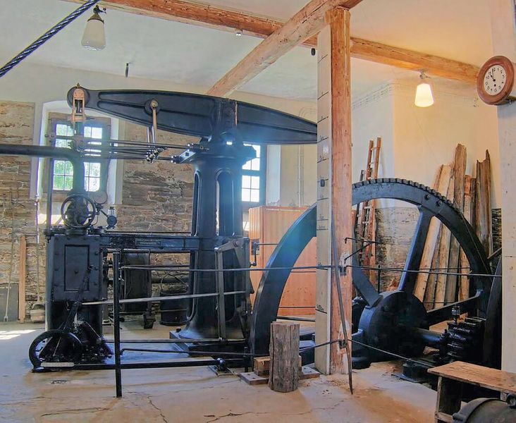 1769: James Watt verbessert die Dampfmaschine entscheidend. Damit setzte er einen Kreislauf von Wohlstand und Fortschritt in Gang, der bis heute wirkt. Bis dahin hatten Dampfmaschinen einen sehr niedrigen Wirkungsgrad und konnten nur zum Antrieb von Wasserpumpen in Kohleminen verwendet werden. Das Patent für seine Erfindung erhielt Watt am 5. Januar 1769. Ein Datum, das als Beginn der Industriellen Revolution in die Geschichte einging. Die Beschreibung klingt denkbar nüchtern: „Eine Methode, um den Dampfverbrauch in Dampfmaschinen zu verringern – der separate Kondensator.“ Ein Rätsel für die Historiker: Watt schreckte zeitlebens davor zurück, eine Hochdruck-Dampfmaschine zu bauen. Er hatte wohl Angst vor der Explosionsgefahr und hielt die Technik für nicht beherrschbar. Aber er lag falsch. Die Technik wurde später zum Inbegriff der Dampfmaschine selbst und machte den mobilen Einsatz in Lokomotiven und anderen Fahrzeugen erst möglich. (Bild: Eigenes Werk / Eclipse.sx / CC BY-SA 3.0)