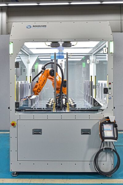 Der Kuka-Roboter KR Agilus ist einfach zu bedienen, flexibel einsetzbar und sorgt für höhere Produktivität. Die Rohmann Automation GmbH hat auf dessen Basis eine Roboterzelle entworfen, die Mittelständler bei der Blech- bearbeitung unterstützt.  (Kuka)
