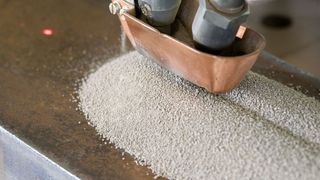 Thyssenkrupp hat mit Proweld eine Software geschaffen, die, wie es heißt, für diverse Schweißverfahren die optimalen Prozessparameter anhand des Werkstoffs, der Zusatzstoffe, der Blechdicke und der Nahtform berechnen kann. Das betreffe auch das Unterpulverschweißen, das im Bild zu sehen ist. (Thyssenkrupp)