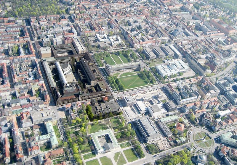 Zu den bestenn deutschen Universität im Shanghai-Ranking 2018 für den Fachbereich Chemie gehört die Technische Universität München. Mit rund 41.500 eingeschriebenen Studenten im vergangenem Jahr ist die TU München deutlich größer als die meisten Top 10 Universtitäten des Rankings. Sie ist zudem die einzige Technische Universität in Bayern. Unser Bild zeigt das Stammgelände in der Münchner Maxvorstadt. (Bild: Maximilian Dörrbecker (Chumwa))