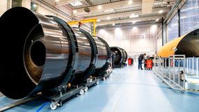 Kein Fischer sondern ein Leck! Blick in die Montagehalle für die Spectrum-Rakete von Isar Aerospace. Gestern sollte endlich der zweite Versucht zum zweiten Testflug (mit Fracht) starten, musste aber auch wieder abgebrochen werden ... (Bild: F. Fechter / DLR)