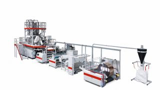 Die vollautomatische Folien-Produktionsanlage ViscoSheet von Starlinger Viscotec wandelt  hundertprozentiges Recycling-PET zu lebensmitteltauglichen Folien um. (Bild: Starling Viscotec)