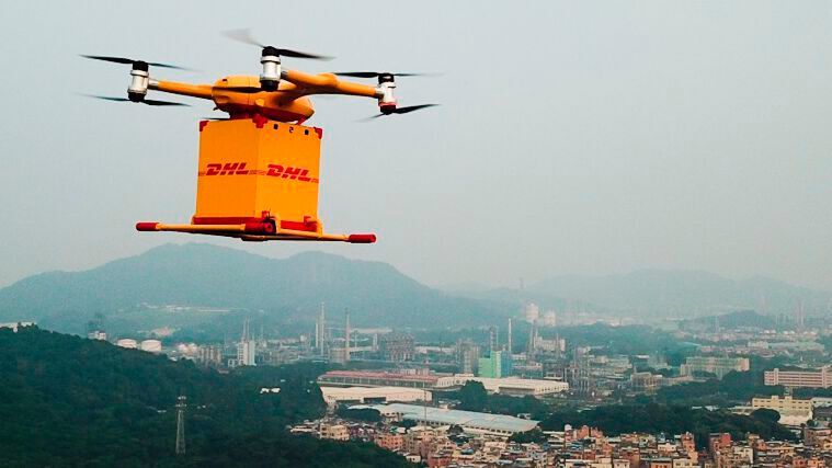 Pilotprojekt von DHL-Express in China aus 2019: Die „Falcon“-Drohne des chinesischen Herstellers Ehang mit acht Rotoren trägt bis zu fünf Kilogramm Lieferlast.(Bild:  Deutsche Post)