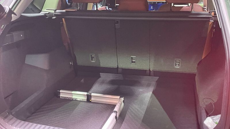 Auch bei hochgeklappten Sitzen ist die Zuladung für einen Familienausflug locker möglich. (Bild: Grimm – VCG)