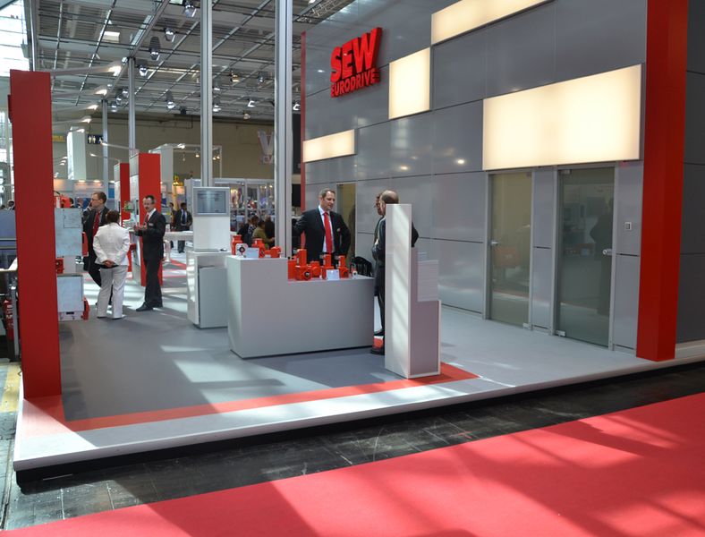 Auch am Stand von SEW Eurodrive steht das Thema effizienter Antrieb im Vordergrund, den das Flugobjekt
Auch am Stand von SEW Eurodrive steht das Thema effizienter Antrieb im Vordergrund, den das Flugobjekt... (Bild: PROCESS)