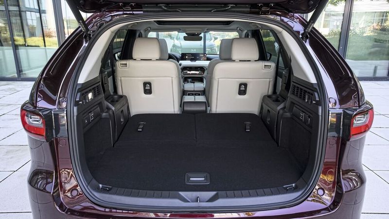 Ist die dritte Sitzreihe umgeklappt, passen 687 Liter rein. (Bild: Mazda)