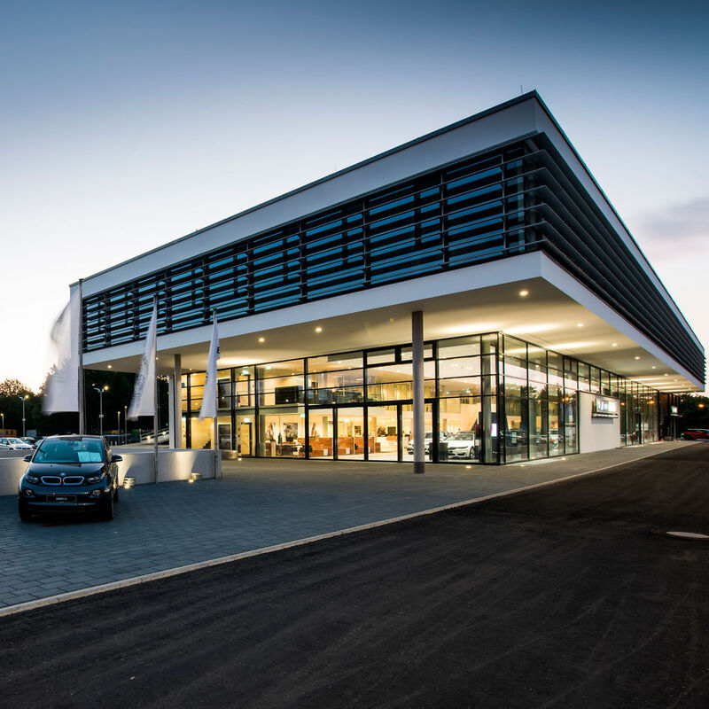 Das neue Märtin-Autohaus in Freiburg bietet Raum für Zusatzgeschäfte jenseits des reinen Autohandels.
