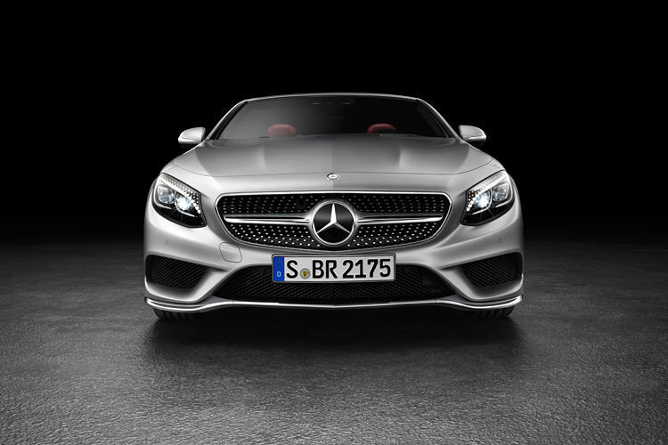 Außerdem bietet Mercedes die S-Klasse als S 500 Cabriolet mit einem 455 PS starken V8... (Foto: Daimler)