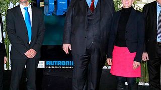 TDK-Lambda und Rutronik schließen Distributionsvertrag (v. l.): Sylvia Kiefer, Marketing- TDK-Lambda, Andreas Glaser, Produktbereichsleiter Rutronik, Thorsten Osteroth Distribution Manager TDK-Lambda, Andrea Bissinger, Vertriebsleitung Rutronik24, Tilo Rollwa, Bereichsleiter E-commerce Rutronik24. (TDK-Lambda)