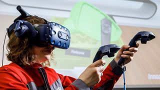 Digitale Technologien, wie Virtual Reality, erleichtern zunehmend die internationale Logistik. (Audi)