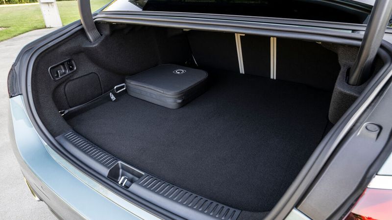 Der Kofferraum ist je nach Variante bis zu 540 Liter groß. (Bild: Mercedes-Benz)
