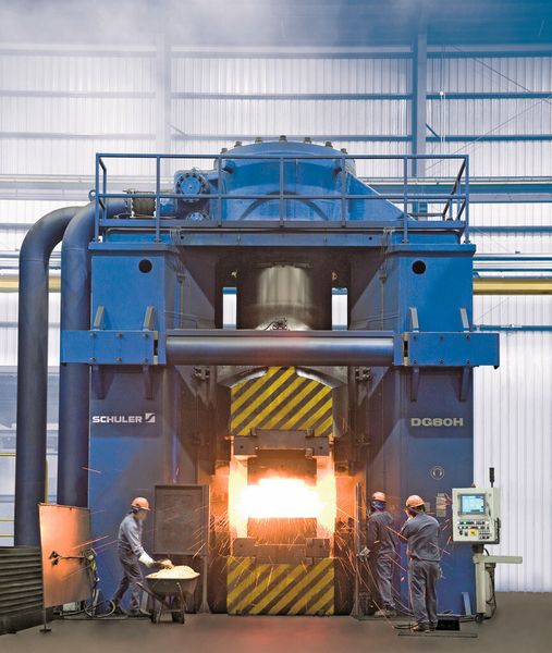 Neue Werkstoffe und kürzere Prozessketten sollen es den Massivumformern erlauben, das Gewicht ihrer Produkte zu verringern. (Bild: Schuler)