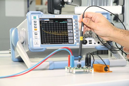 Testaufbau: Um die EMV-Eigenschaften von Speicherdrosseln in Schaltreglern zu ermitteln, wurde ein DC/DC-Wandler mit einer Schaltfrequenz von 400 kHz verwendet. Testaufbau: Um die EMV-Eigenschaften von Speicherdrosseln in Schaltreglern zu ermitteln, wurde ein DC/DC-Wandler mit einer Schaltfrequenz von 400 kHz verwendet.