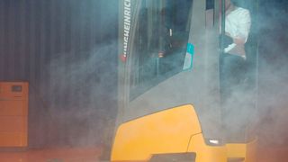 Rauch und Donnerhall waren noch nicht verflogen, da stürmte schon der weltweit erste Lithium-Ionen-Schubmaststapler mit fest eingebauter Stromquelle das Podium. (Maienschein, MM Logistik)