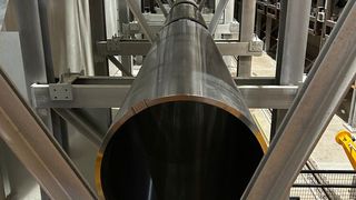 Das RBG von Vollert lagert flexibel leere Spulen, Coils auf Spulen oder heiße Coils in Glühgestellen ein und aus. (Bild: Vollert)