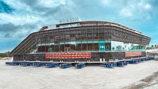 Die Last des Hotels verteilte das Spezialtransportunternehmen Sinotrans Heavy-Lift Co. auf 254 Achslinien von TII Scheuerle. Insgesamt 15 Power Pack Units (PPU) trieben den Verbund an. (Bild: TII Scheuerle)