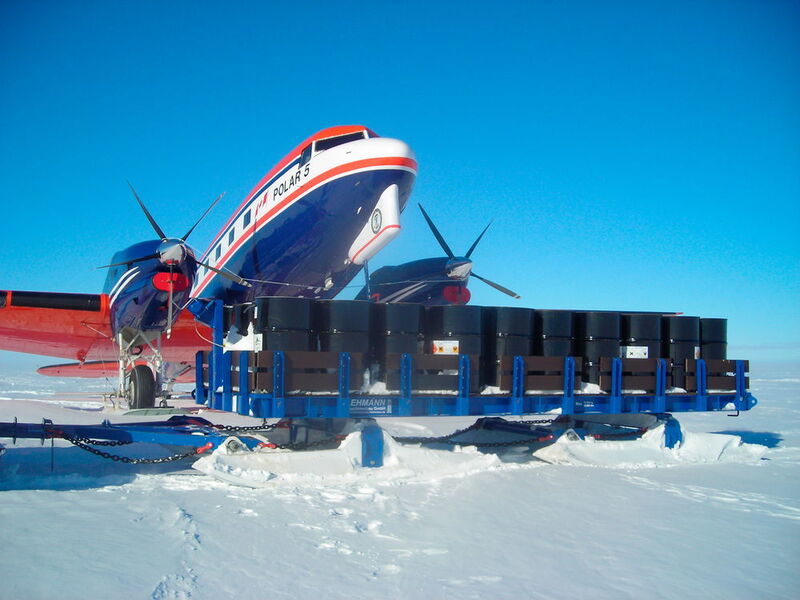 Mit den Schlitten transportieren die Forscher Ausrüstung, Heizöl oder Containerbauten im ewigen Eis. (Bild: Lehmann UMT)