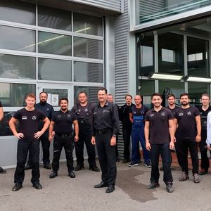 Als einer von vielen Mercedes-Servicepartnern im Stuttgarter Raum müssen Thomas Durst (Mitte) und sein Team Besonderes leisten, um ihre Kunden zu binden. Das schaffen sie.(Bild:  Diehl/»kfz-betrieb«)