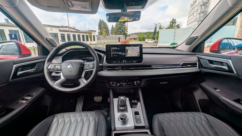 6. Der Innenraum: Das Interieur des Outlander ist gelungen. Das fahrerorientierte Cockpit wirkt aufgeräumt,  das Raumgefühl ist großzügig. Begrüßenswert im Sinne der Bedienung ist, dass Mitsubishi auch an einigen herkömmlichen Tasten und Drehknöpfen festgehalten hat: Über diese lassen sich die Klimatisierung regeln und die Fahrmodi ansteuern.  (Bild: Mauritz – VCG)