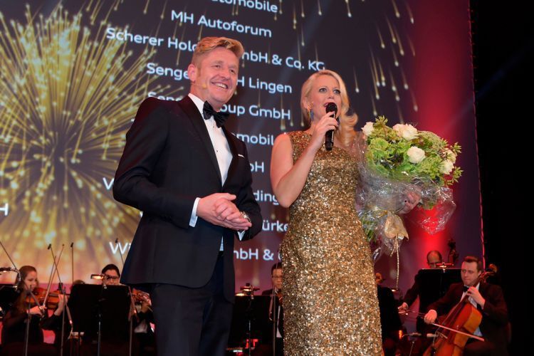 Moderatorin Barbara Schöneberger und Wayne Griffiths, Leiter Vertrieb Deutschland von Audi, führten durch den Abend. (Foto: Audi)